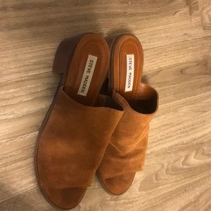 Chunky heel suede Steve Madden slip on sandals!